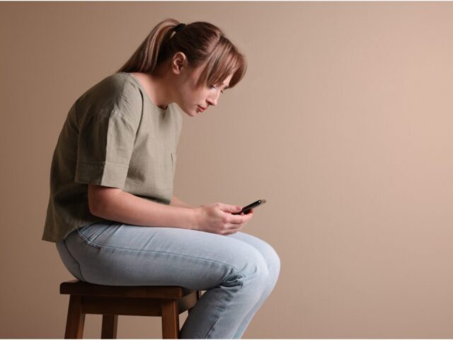 スマホ首を治したい。根本的な姿勢改善メニューがある治療院